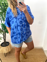 Carregar imagem no visualizador da galeria, Camisa oversize padrão flores azulão
