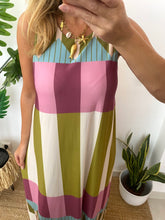 Carregar imagem no visualizador da galeria, Vestido malha fria riscas e triângulos verde e rosa

