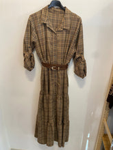 Carregar imagem no visualizador da galeria, Vestido camisa quadrados com cinto camel
