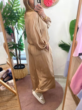 Carregar imagem no visualizador da galeria, Blusa/casaco acetinado botões camel
