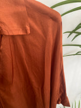 Carregar imagem no visualizador da galeria, Camisa acetinada oversize   Tijolo
