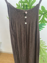 Carregar imagem no visualizador da galeria, Vestido crepe alças finas com botões atrás castanho
