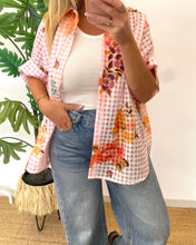 Carregar imagem no visualizador da galeria, Camisa vichy flores multicor
