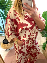 Carregar imagem no visualizador da galeria, Kimono acetinado padrão vaca rosa
