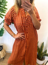 Carregar imagem no visualizador da galeria, Vestido vichy com manga franzida tijolo e laranja
