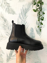 Carregar imagem no visualizador da galeria, Botim elástico pele preto Cubanas
