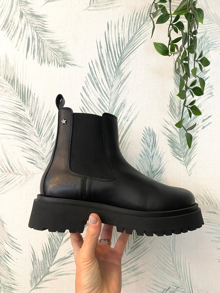 Botim elástico pele preto Cubanas