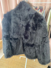 Carregar imagem no visualizador da galeria, Casaco de pêlo preto
