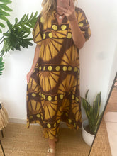 Carregar imagem no visualizador da galeria, Vestido estampa africana manga balão amarelo e castanho
