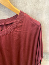 Carregar imagem no visualizador da galeria, Blusa acetinada com cós de malha Bordeaux
