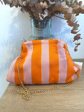 Carregar imagem no visualizador da galeria, Clutch malha riscas laranja e rosa
