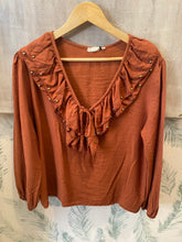 Carregar imagem no visualizador da galeria, Blusa folho com tachas tijolo

