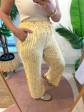 Carregar imagem no visualizador da galeria, Calças algodão crepe estampa amarelo
