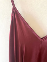 Carregar imagem no visualizador da galeria, Vestido acetinado alças finas bordeaux
