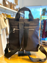 Carregar imagem no visualizador da galeria, Mochila nylon preto/camel Don Algodon
