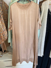 Carregar imagem no visualizador da galeria, Vestido oversize acetinado beje dourado
