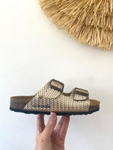 Carregar imagem no visualizador da galeria, Chinelo fivelas comporta gold Cubanas
