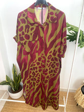 Carregar imagem no visualizador da galeria, Vestido camisa estampa animal print Bordeaux
