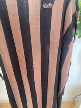 Carregar imagem no visualizador da galeria, Vestido alça fina riscas preto e castanho
