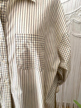 Carregar imagem no visualizador da galeria, Camisa oversize riscas beje

