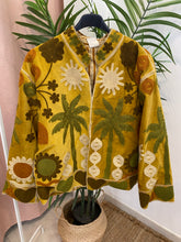 Carregar imagem no visualizador da galeria, Casaco de veludo bordado amarelo
