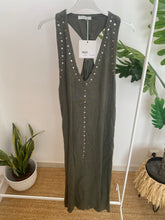 Carregar imagem no visualizador da galeria, Vestido linho com tachas kaki
