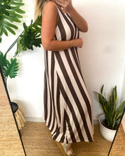Carregar imagem no visualizador da galeria, Vestido comprido malha fria riscas castanho e branco
