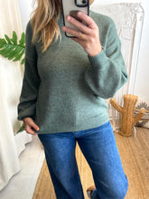 Carregar imagem no visualizador da galeria, Camisola Vivioli kaki Vila
