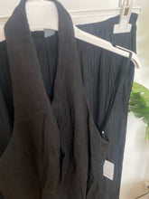 Carregar imagem no visualizador da galeria, Conjunto enrrugado de top e calça preto
