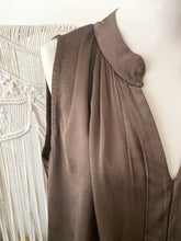 Carregar imagem no visualizador da galeria, Blusa acetinada oversize castanho

