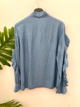 Carregar imagem no visualizador da galeria, Camisa folhos e laçada azul
