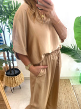 Carregar imagem no visualizador da galeria, Blusa acetinada oversize camel
