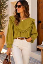 Carregar imagem no visualizador da galeria, Blusa com rendinha bordada verde lima

