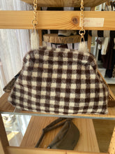 Carregar imagem no visualizador da galeria, Clutch malha com pêlo quadradinhos castanho
