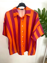 Carregar imagem no visualizador da galeria, Camisa oversize padrão riscas laranja e rosa
