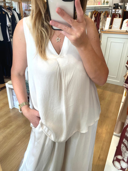 Blusa alça larga acetinada beje