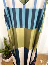Carregar imagem no visualizador da galeria, Vestido malha fria riscas verde e azul
