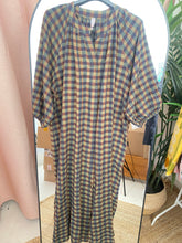 Carregar imagem no visualizador da galeria, Vestido camisa Vichy kaki
