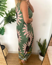 Carregar imagem no visualizador da galeria, Vestido comprido malha fria sol verde e rosa
