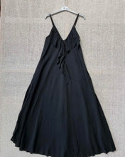 Carregar imagem no visualizador da galeria, Vestido alça fina com folho preto
