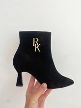 Carregar imagem no visualizador da galeria, Botim camurça logo preto Ruika
