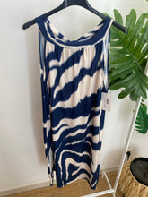 Carregar imagem no visualizador da galeria, Vestido midi malha fria halter azul marinho
