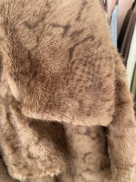 Capa de pêlo castanho