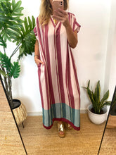 Carregar imagem no visualizador da galeria, Vestido oversize riscas rosa
