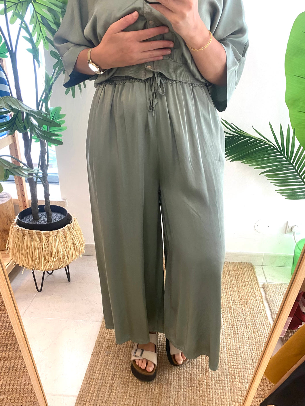 Calças pantalonas acetinadas lisas kaki