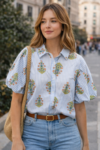 Carregar imagem no visualizador da galeria, Camisa riscas e flores manga balão azul
