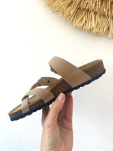 Carregar imagem no visualizador da galeria, Chinelo cruzado comporta beje Cubanas
