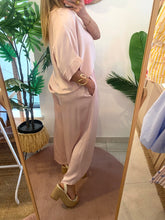 Carregar imagem no visualizador da galeria, Blusa acetinada oversize rosa
