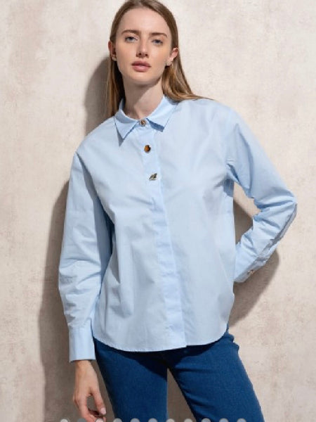 Camisa azul claro com botões dourados