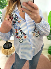 Carregar imagem no visualizador da galeria, Camisa riscas azuis flores bordadas
